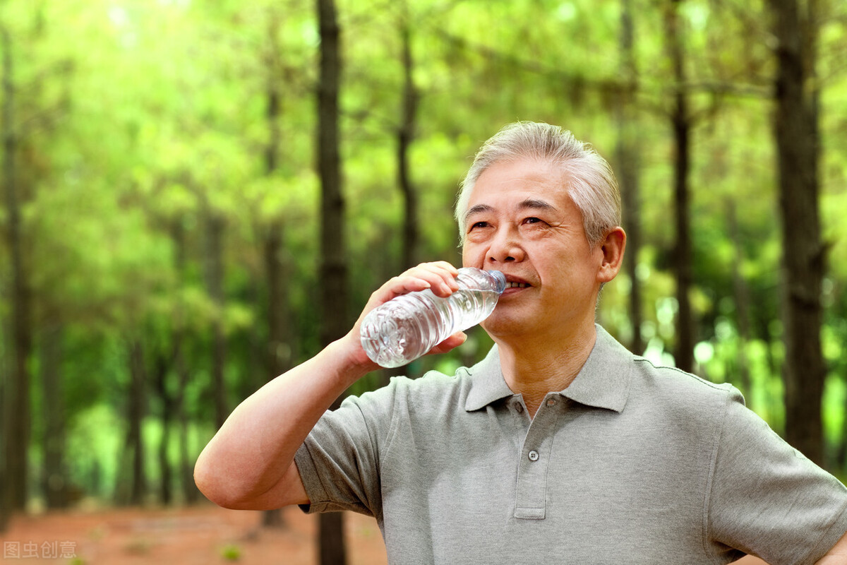 房玉涛为你解答：老年人应该多喝水？喝水不足有何危害？该如何正确地喝？